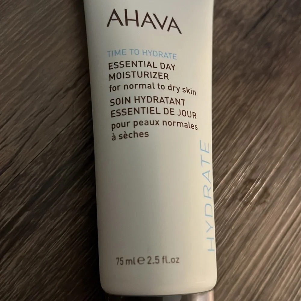 ⭐️ AHAVA Essential Day Moisturizer